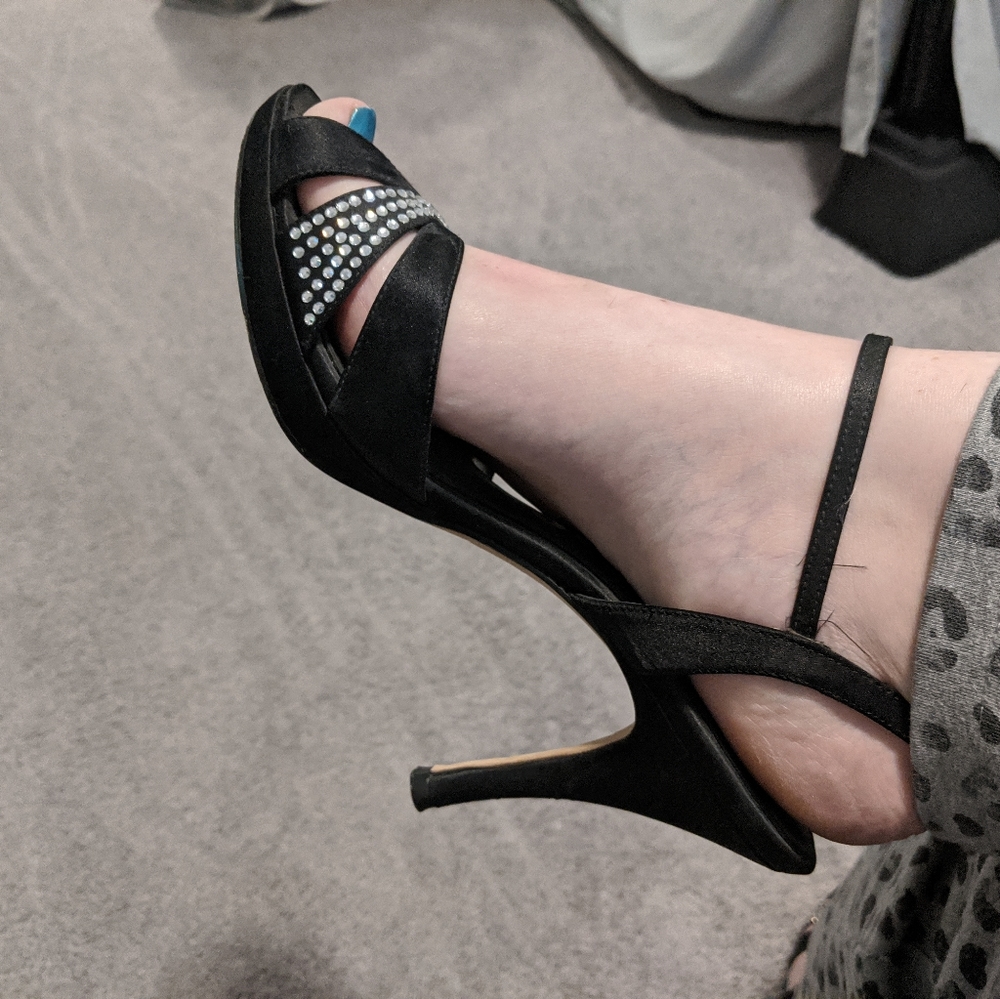 Nina used black heels with rhinestones